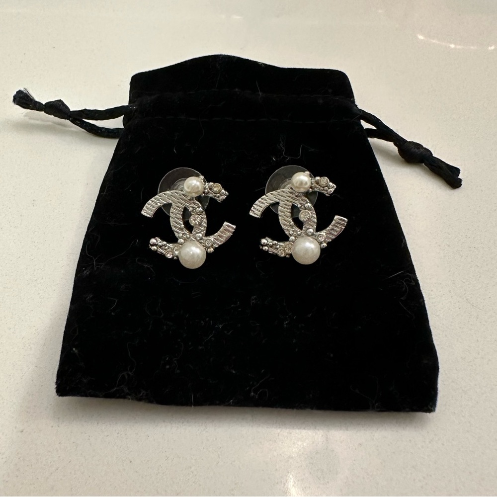 CC Pearl silver stud earrings